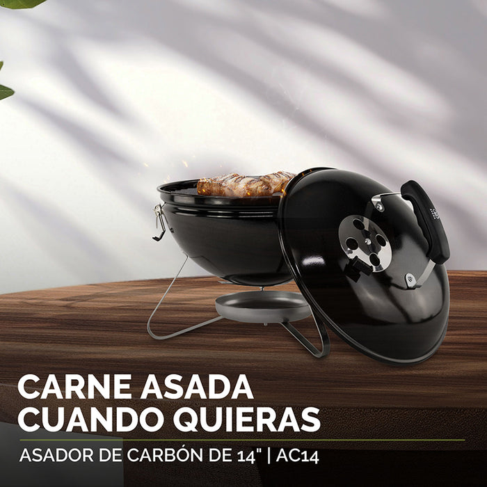 Asador de carbón portátil colocado sobre una mesa.