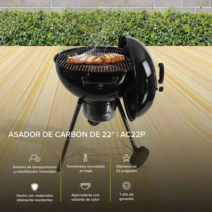 Asador de carbón redondo con carnes asándose en las parrillas, está colocado en una terraza en un lugar abierto.