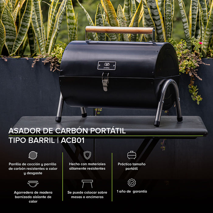 Pequeño asador de carbón colocado sobre una mesa.