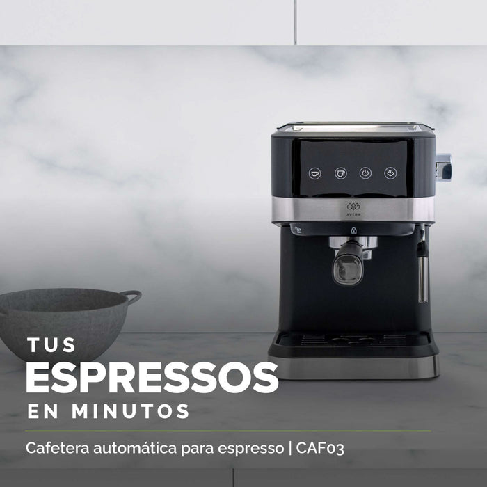 Cafetera 2 en 1 para espressos y capuchinos sobre la encimera de la cocina.