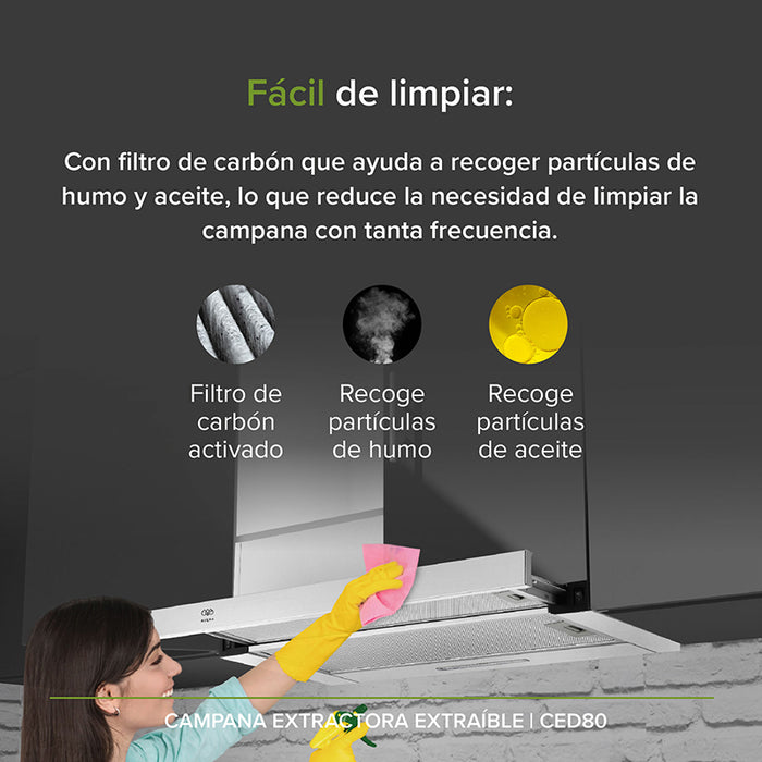 Persona limpiando con guantes y trapo una campana de cocina deslizable.