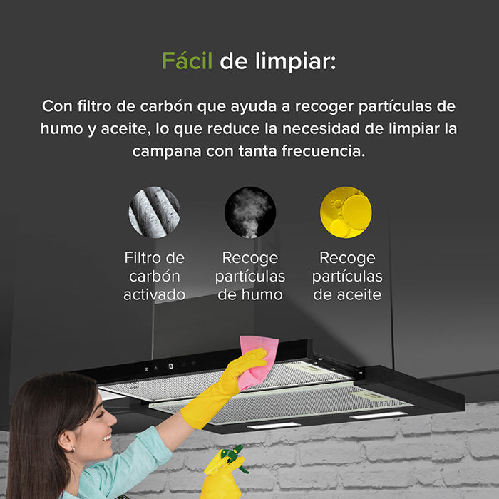 Persona con guantes y paño limpiando la campana de cocina deslizable.