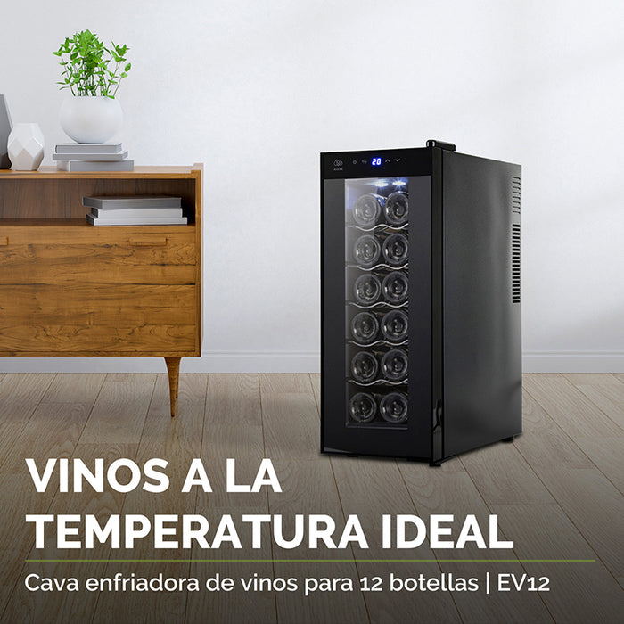 Cava de vinos a lado de un mueble en la sala de estar