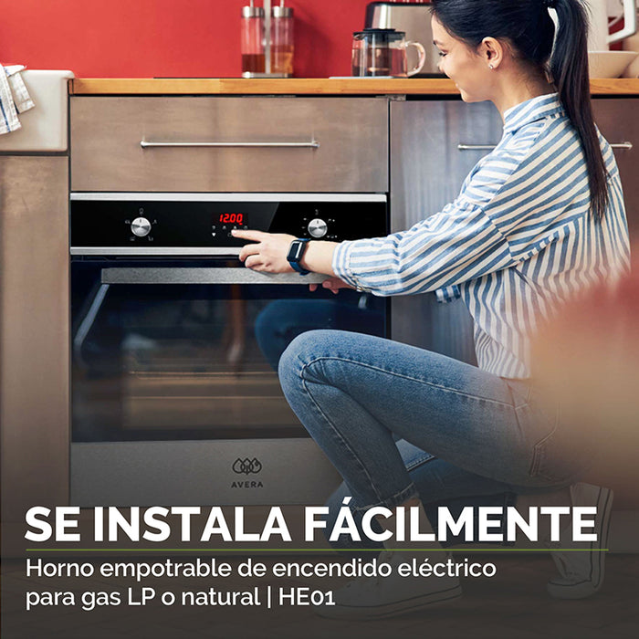 Mujer programando un horno de gas empotrable en su cocina integral.