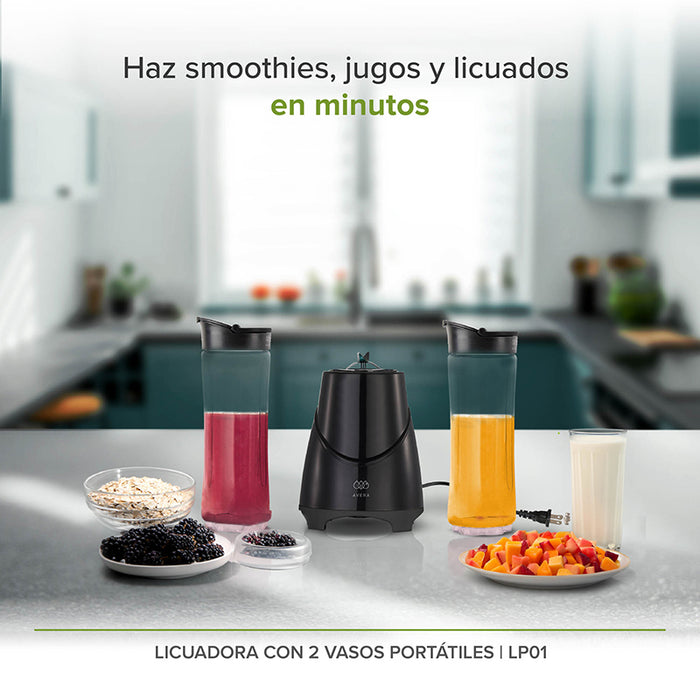 Licuadora portátil desmontada con sus 2 vasos de vidrio a lado y platos con fruta y avena para preparar licuados.
