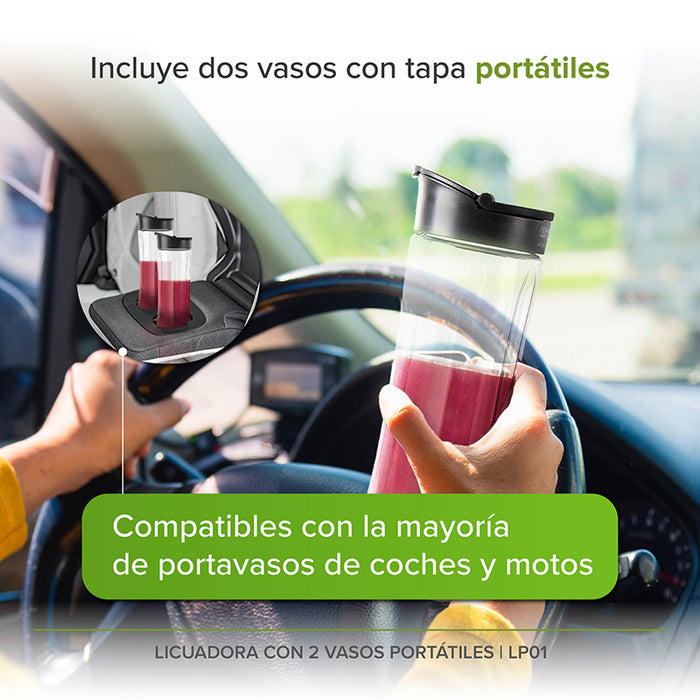 Persona dentro de un auto sosteniendo un vaso de la licuadora portátil Avera.
