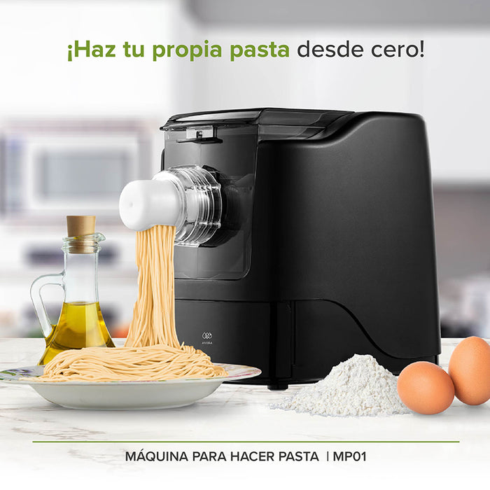 Maquina para hacer pasta está haciendo espagueti y tiene un frasco de aceite, huevos y harina a los lados.
