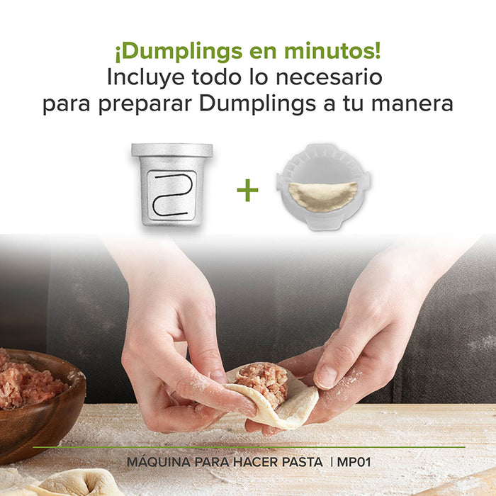 Persona preparando dumplings con la máquina para hacer pasta.