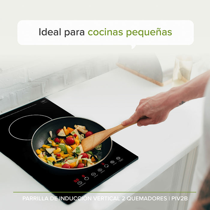 Persona cocinando en la parrilla de inducción vertical