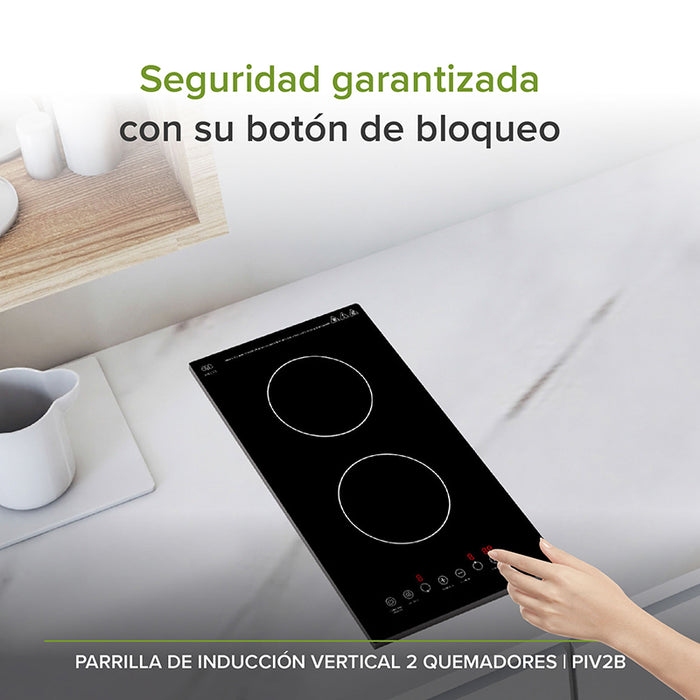 Persona encendiendo la parrilla de inducción vertical.