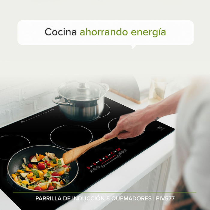 Persona cocinando en una parrilla de inducción