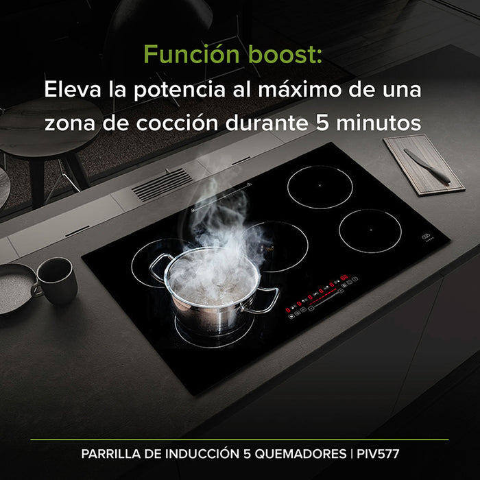 Parrilla de inducción con una olla de agua hirviendo encima
