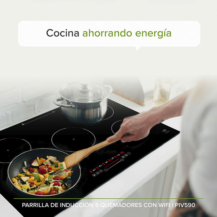Persona cocinando en una parrilla de inducción magnética.
