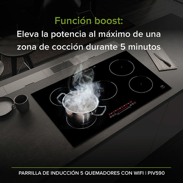 Parrilla de inducción con una olla de acero inoxidable encima de un quemador.