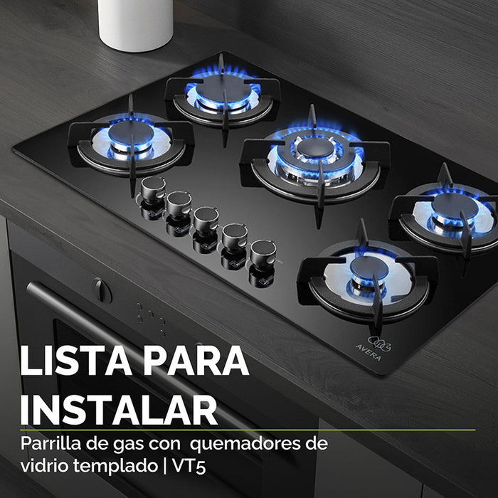 Parrilla de gas encendida empotrada en la cocina.