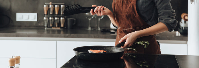 Persona cocinando en una estufa eléctrica