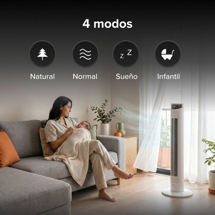 Ventilador de torre en sala con 4 modos: natural, normal, sueño e infantil, ideal para el descanso de un bebé.