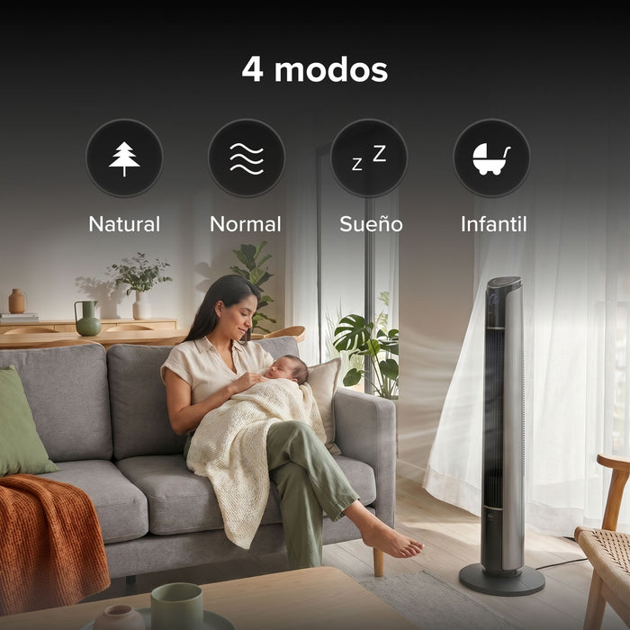 Ventilador de torre en sala con 4 modos: natural, normal, sueño e infantil para mayor comodidad.