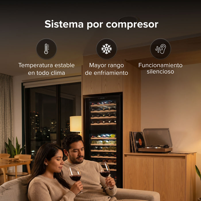 Pareja disfrutando vino junto a cava de 55 botellas empotrada con sistema de compresor silencioso y doble zona.