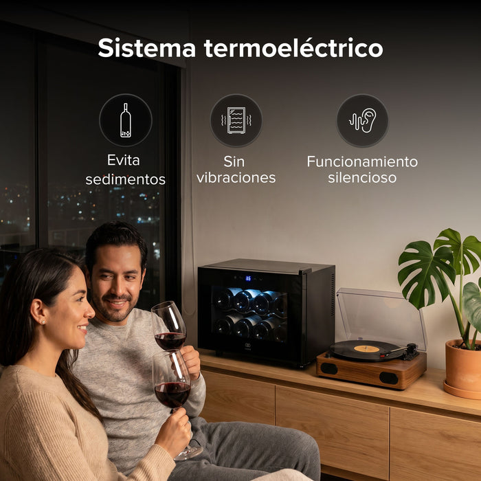 Pareja brindando junto a cava de vinos de 8 botellas silenciosa y sistema termoeléctrico en sala de estar.