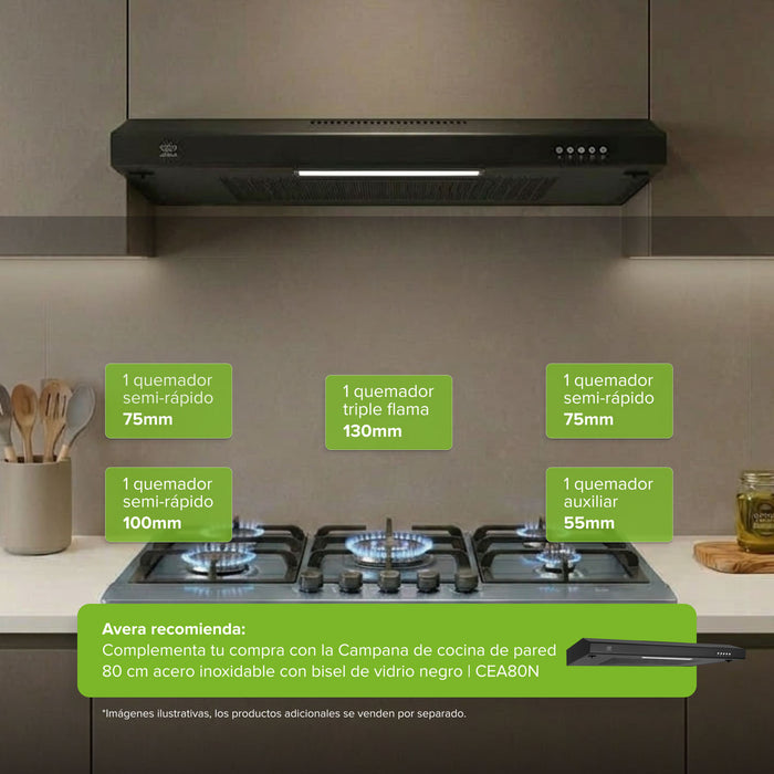 Parrilla de gas acero inoxidable negro con 5 quemadores encendidos e infografía de medidas y potencias de flama.