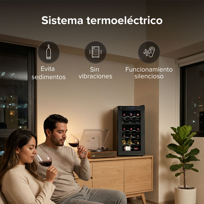 Pareja disfrutando vino junto a cava termoeléctrica Avera silenciosa y sin vibraciones para 18 botellas.