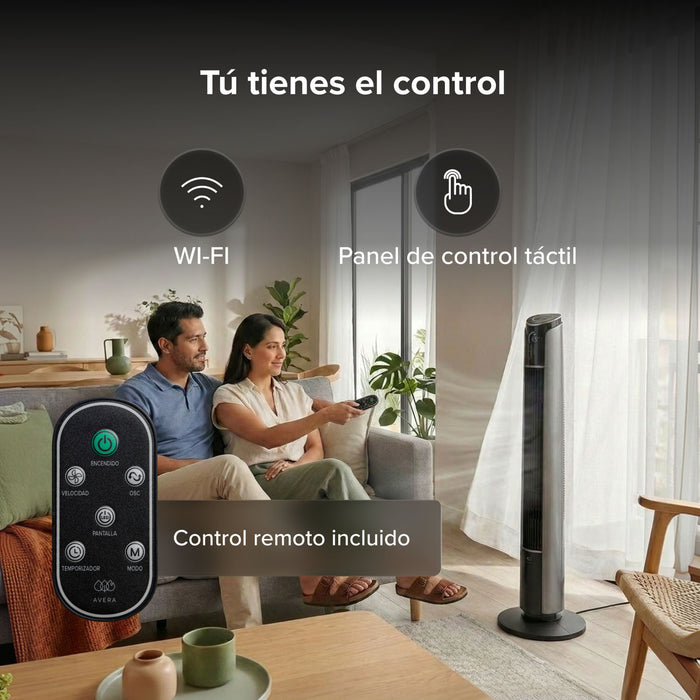 Pareja en sala usando ventilador de torre de 108 cm con WiFi, control táctil y remoto incluido.