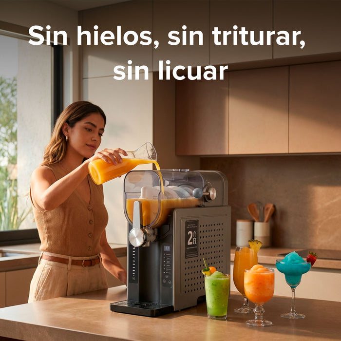 Mujer sirviendo jugo en máquina de granizados Avera de 1.6L con control táctil y vasos de frappés en barra.