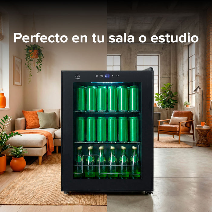 Frigobar para bebidas de 46L con puerta de cristal, luz LED y control digital en una sala de estar moderna.