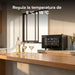 Cava de vinos horizontal para 8 botellas sobre barra de cocina con copas, enfriamiento de 8 a 18 grados.