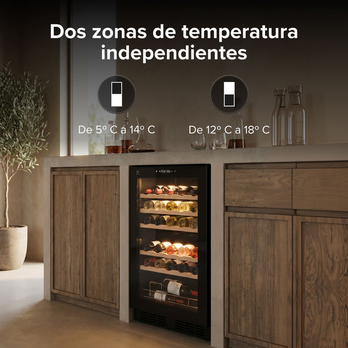Cava de vinos Avera empotrable de doble zona con botellas iluminadas y estantes de madera en cocina moderna.