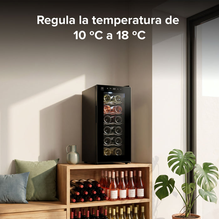 Cava de vinos Avera de 12 botellas en sala moderna, mostrando control de temperatura digital de 10 a 18 grados.