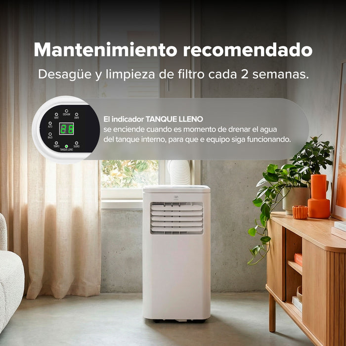Aire acondicionado portátil blanco en sala con detalle de panel digital e indicador de tanque lleno para mantenimiento.