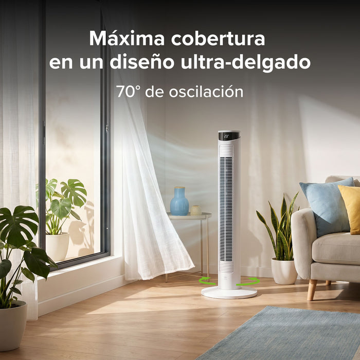 Ventilador de torre blanco ultra delgado con oscilación de 70° en sala moderna con pantalla LED de temperatura.