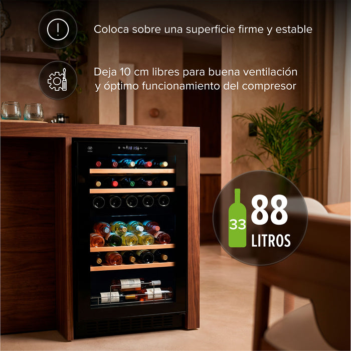 Cava de vinos Avera para 33 botellas y 88L instalada bajo barra con recomendaciones de ventilación y compresor.