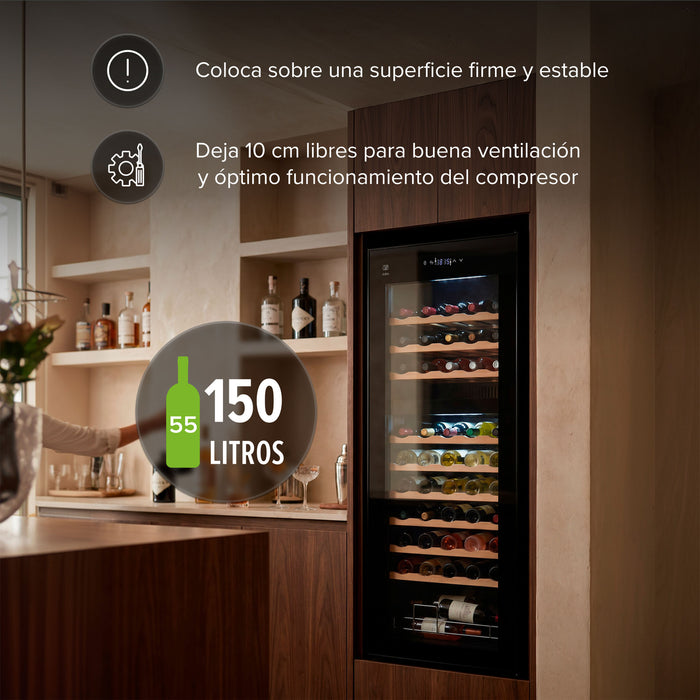 Cava de vinos Avera 150L para 55 botellas empotrada en bar con indicaciones de instalación y ventilación.