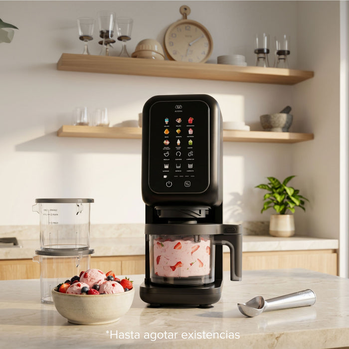 Máquina de helados Avera negra con panel táctil, 3 vasos de 450ml y bowl con helado de fresa artesanal en cocina.