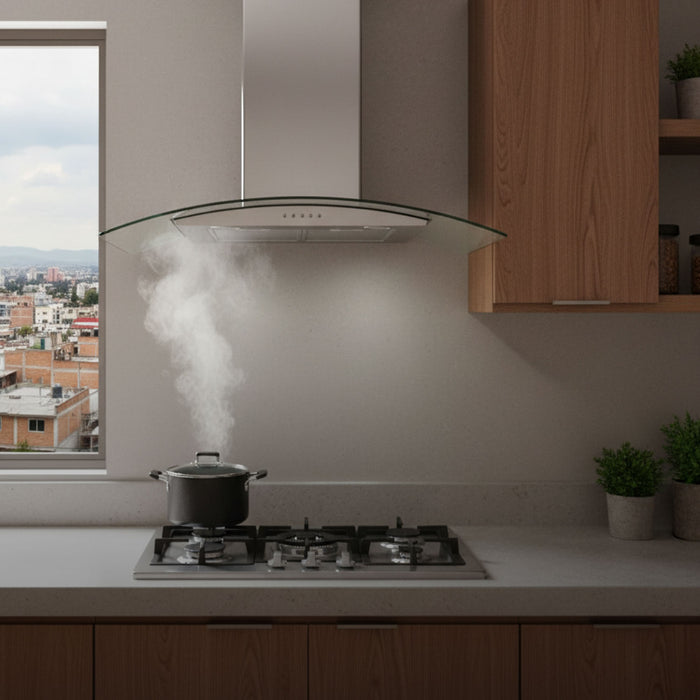 Campana de pared curva de 90cm en acero y vidrio extrayendo vapor de una olla en una cocina moderna.