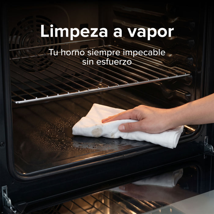 Mano limpiando interior de horno a gas natural Avera con función de limpieza a vapor y rejillas de acero.
