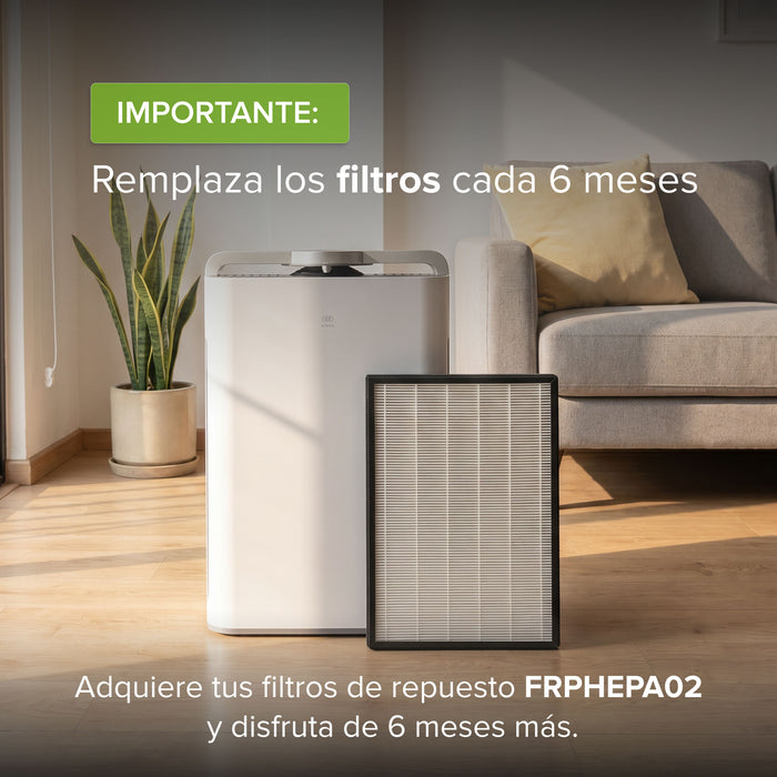 Purificador de aire Avera blanco con filtro de repuesto HEPA en una sala iluminada. Modelo FRPHEPA02.