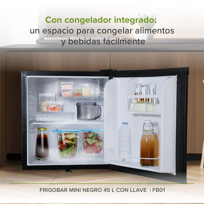 Mini frigobar abierto con recipientes dentro para simular su capacidad.