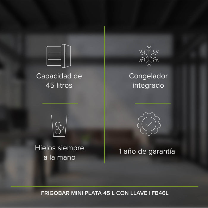 El mini frigobar tiene capacidad de 45 litros, congelador integrado, hielos siempre disponibles y 1 año de garantía.